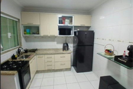 Casa à venda com 3 quartos, sendo 1 suíte, no condomínio Residencial Doutor Emanuel Dias, São Paulo - SP