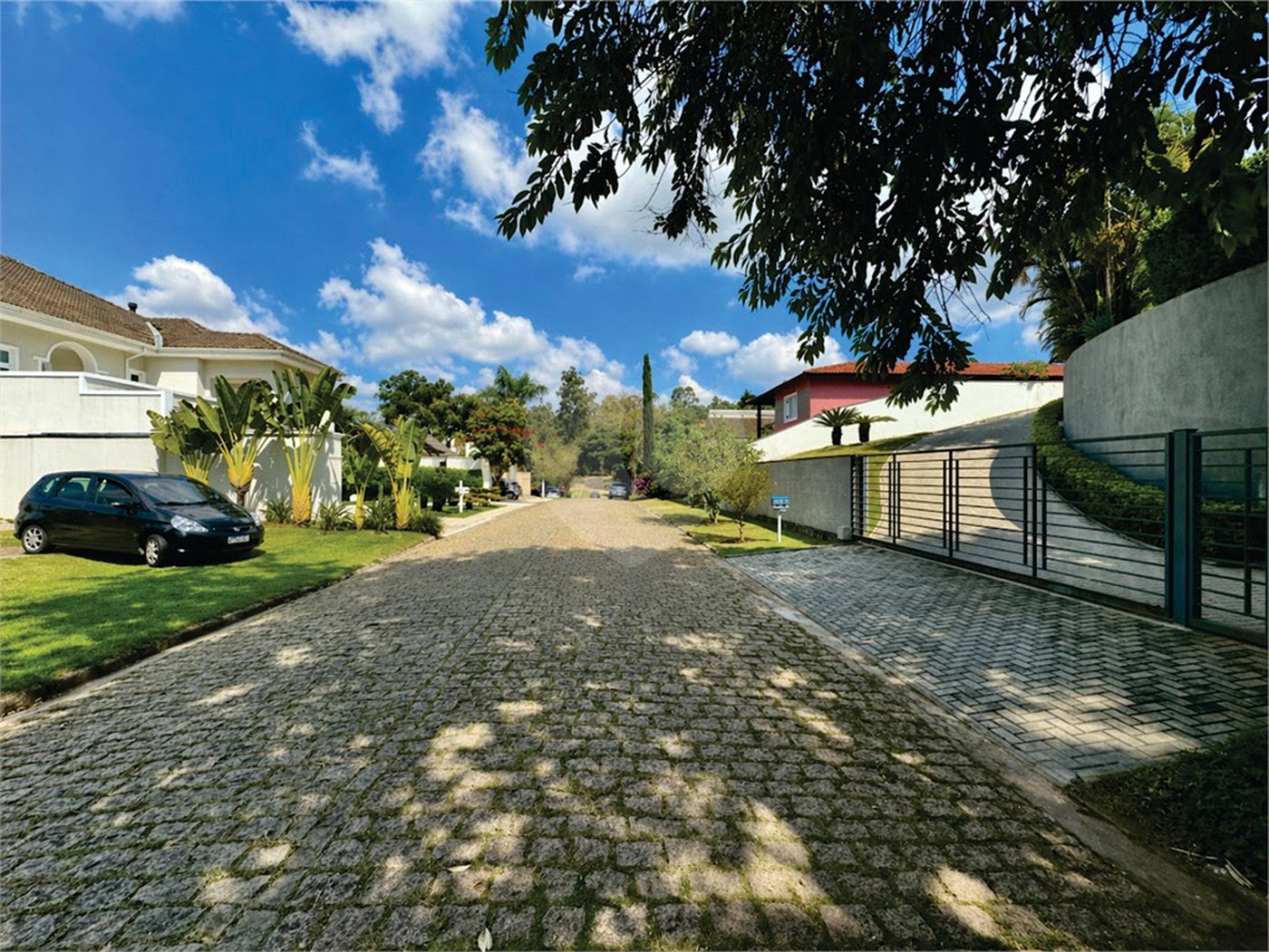 Casa à venda com 4 quartos, sendo 2 suítes,  no condomínio Granja Vianna II, Cotia - SP