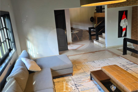 Indaiatuba- Vale das Laranjeiras - Vista dos fundos para o lago - Casa assobradada - 3 pisos, 4 quartos, 2 suítes, uma com hidro ,escritório, sala 3 ambientes, lareira, lavabo,cozinha ampla, despensa, lavanderia, churrasqueira, forno pizza, 6 wcs, piscina, jardim despensa, garagem, segurança