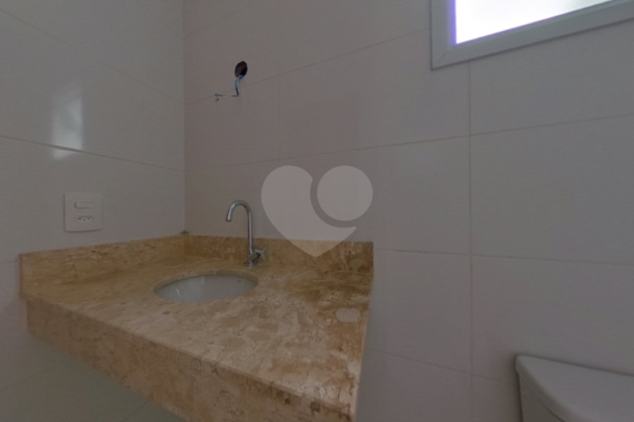Casa à venda com 3 quartos, sendo 1 suíte, no condomínio Professora Romilde Nogueira de Sá, São Paulo - SP