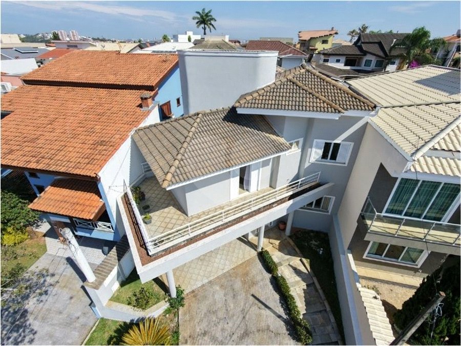 Casa à venda com 5 quartos, sendo 3 suítes, no condomínio Granja Olga III, Sorocaba - SP