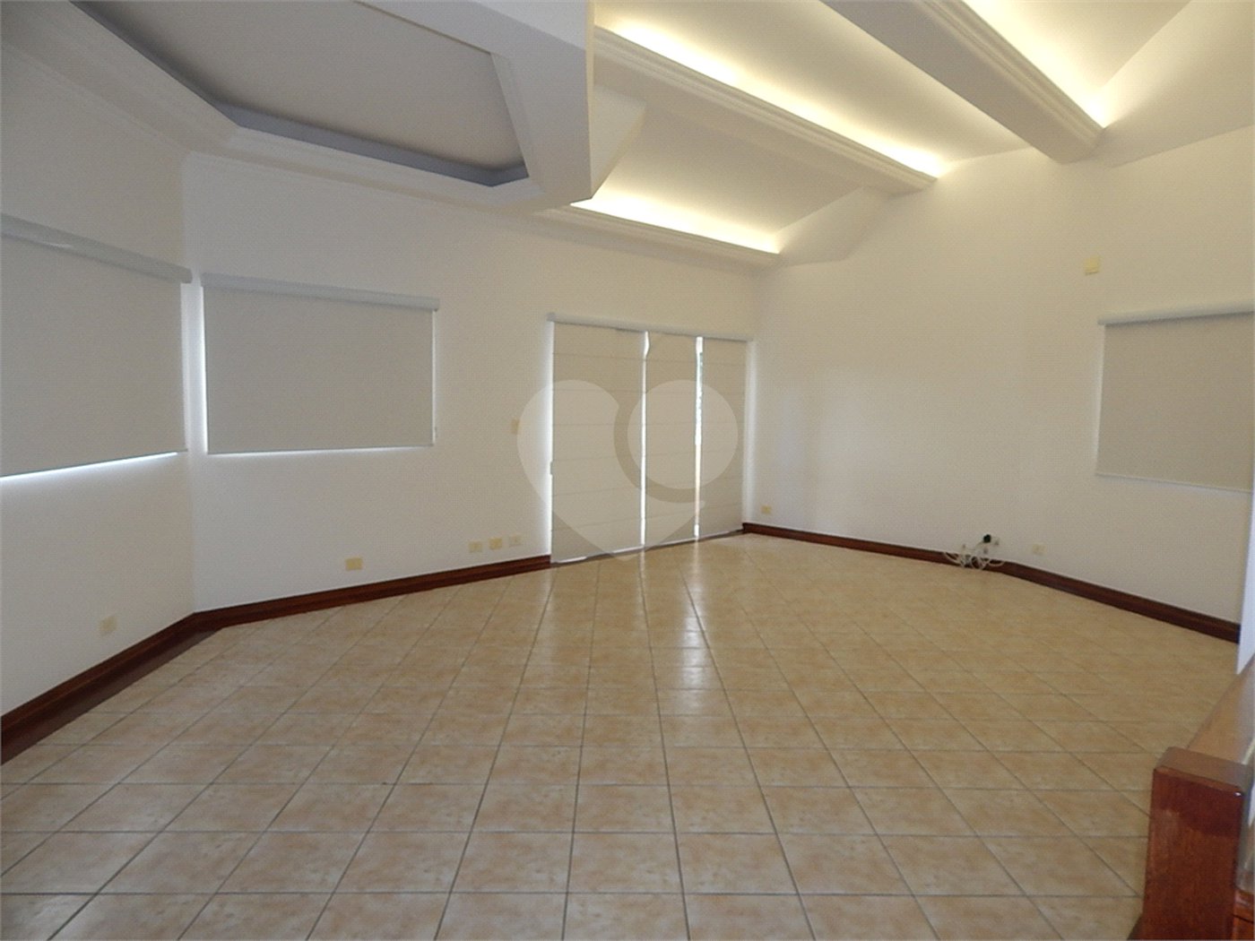 Casa à venda com 3 quartos, sendo 1 suíte, no condomínio Alpes de Vinhedo, Vinhedo - SP