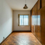 Casa à venda em Moema de 280m² com 4 dormitórios, sendo 1 suíte e 2 vagas de garagem.