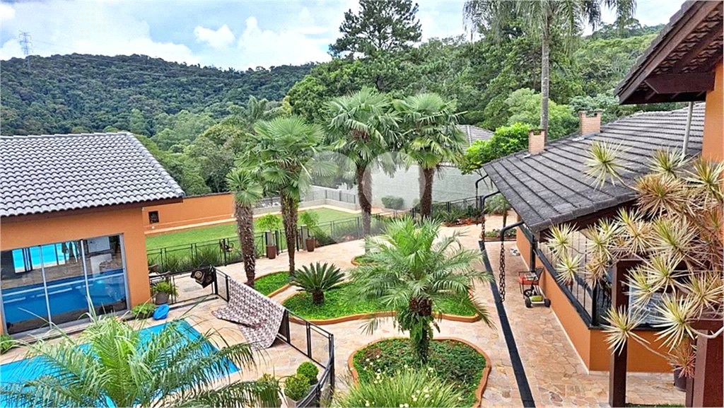 Casa à venda com 8 quartos, sendo 4 suítes, em Roseira, Mairiporã, SP
