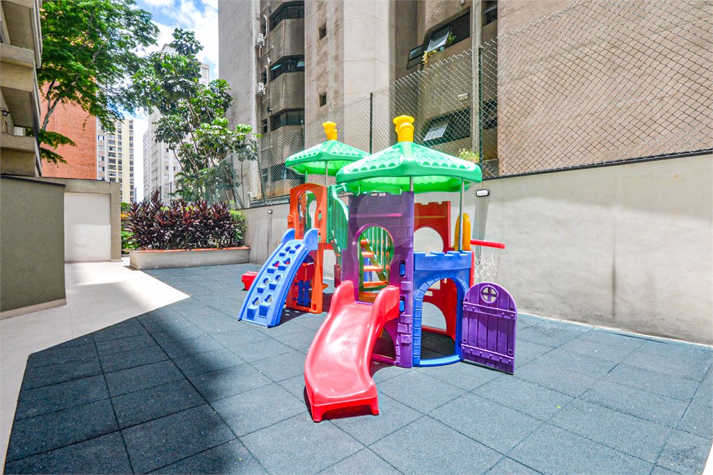 Apartamento à venda com 3 quartos, sendo 1 suíte,  em Moema, São Paulo, SP