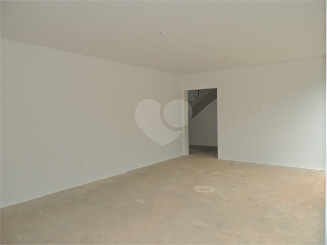 Casa à venda com 3 suítes no condomínio Jardim Flora, São Paulo - SP