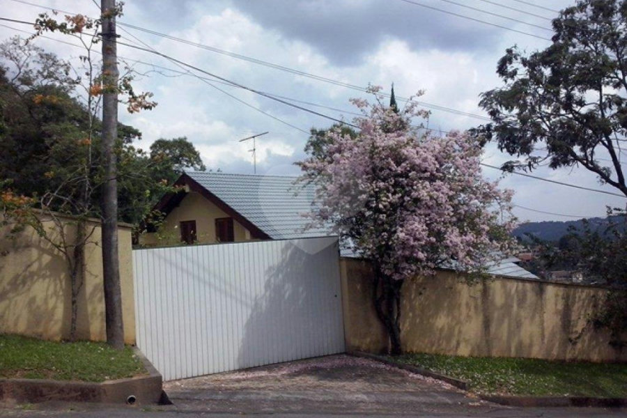 Sobrado à venda com 7 quartos, sendo 5 suítes, no Centro, Mairiporã, SP