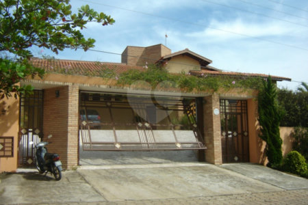 Casa à venda com 4 quartos, sendo 3 suítes, no condomínio Portal dos Nobres, Atibaia - SP