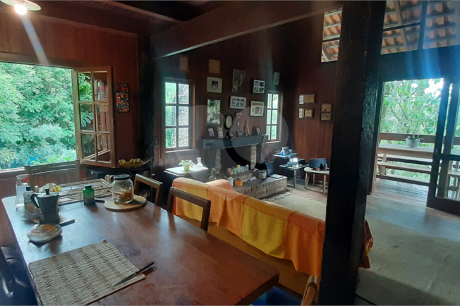 Casa à venda com 4 quartos, sendo 2 suítes, no condomínio Associação Reserva das Hortênsias, Mairiporã - SP