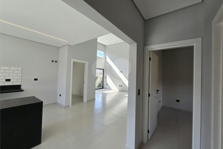 Maravilhosa Casa térrea em condomínio fechado no Portal Lamis, com 3 suítes, piscina privativa e persianas elétricas em excelente condomínio com salão de festas, piscina, quadras de tênis, beach tênis e campo de futebol. Vista cinematográfica da Pedra Grande.