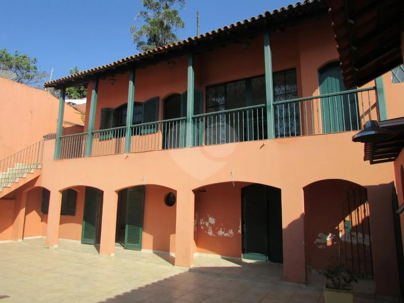 Casa no Pacaembu com ótima distribuição e amplo quintal em terreno em declive