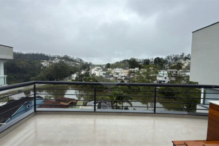 Sobrado de alto padrão no Swiss Park, totalmente reformado, com 4 suítes, piscina, elevador, espaço gourmet, 4 vagas e condomínio com lazer completo.