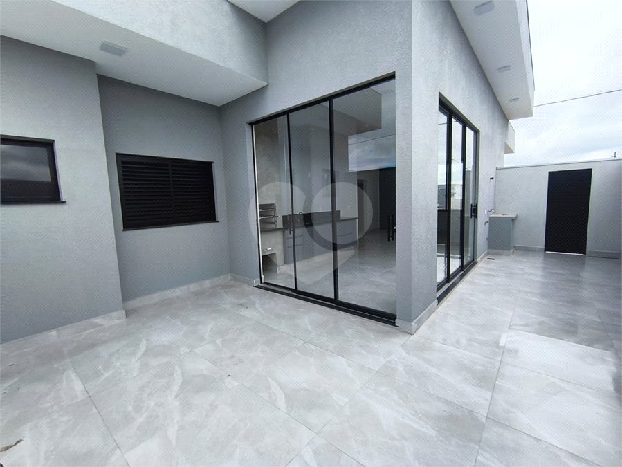 Casa à venda com 3 quartos, sendo 1 suíte,  no condomínio Tivolli, Itapetininga - SP
