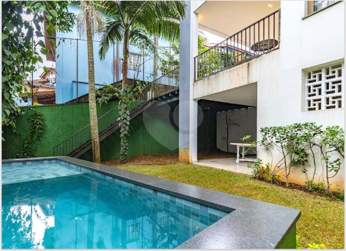 Casa à venda com 3 quartos, sendo 2 suítes, no condomínio Residencial Erika, São Paulo - SP