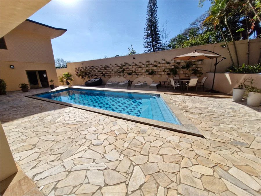 Casa à venda com 4 suítes no condomínio Villa Viana II, Cotia - SP