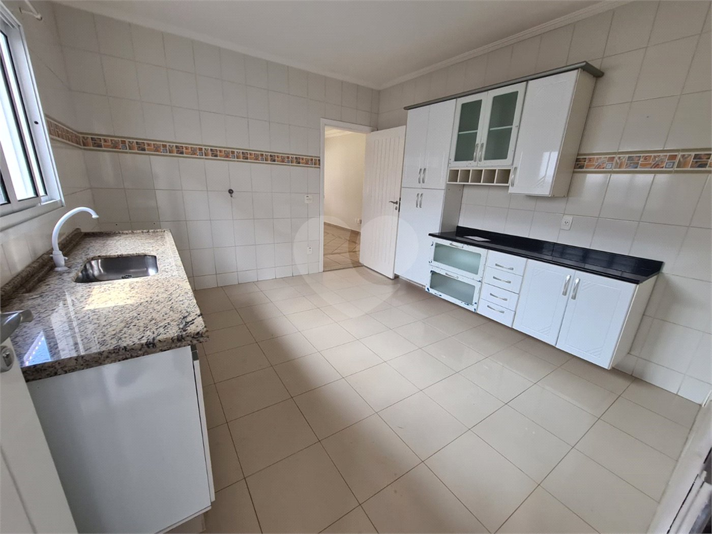 Casa à venda com 3 quartos, sendo 2 suítes, no condomínio Terras de São Francisco, Vinhedo - SP