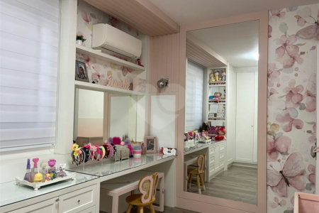 Casa à venda com 4 quartos, sendo 2 suítes,  no condomínio Village Place, São Paulo - SP