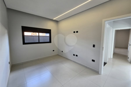 Maravilhosa Casa térrea em condomínio fechado no Portal Lamis, com 3 suítes, piscina privativa e persianas elétricas em excelente condomínio com salão de festas, piscina, quadras de tênis, beach tênis e campo de futebol. Vista cinematográfica da Pedra Grande.