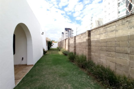 Casa térrea no Condomínio Faber I.