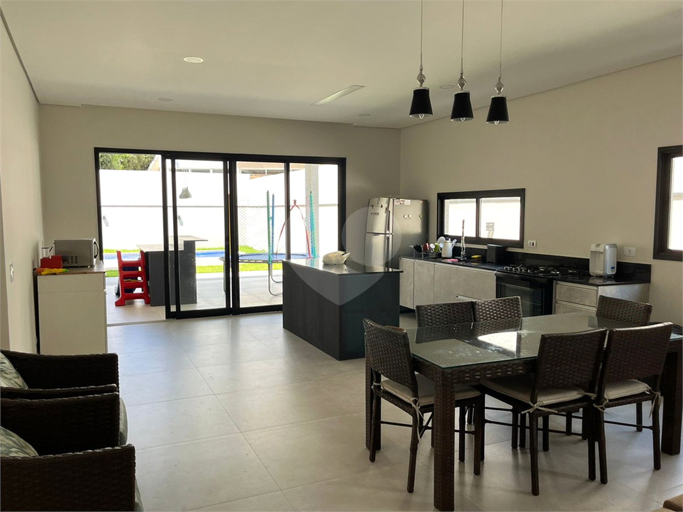 Casa à venda com 4 suítes no condomínio Figueira Garden, Atibaia - SP