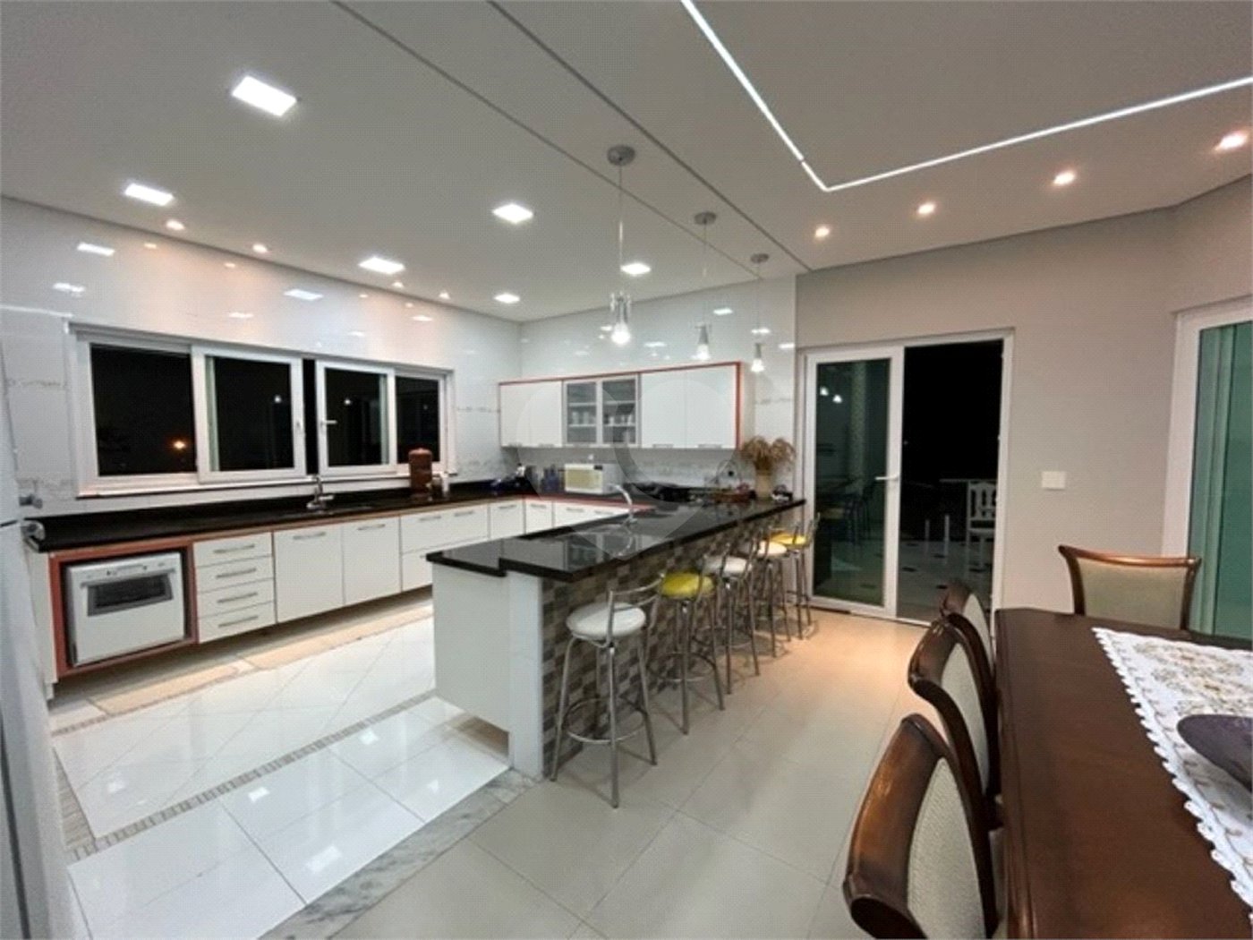 Casa à venda com 4 suítes no condomínio Aruã Eco Park, Mogi das Cruzes - SP
