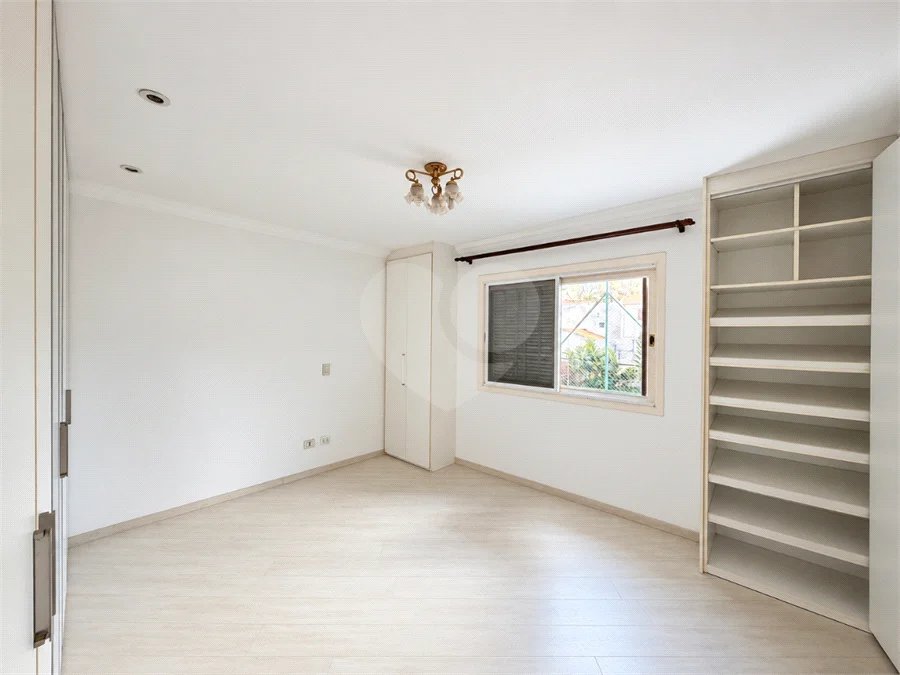 Casa à venda com 3 quartos, sendo 1 suíte, no condomínio Vila das Emboabas, São Paulo - SP