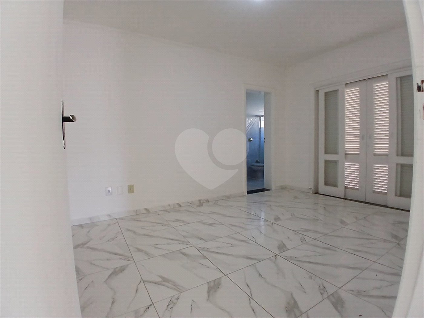 Casa à venda com 4 quartos, sendo 2 suítes, no condomínio Flamboyant, Atibaia - SP
