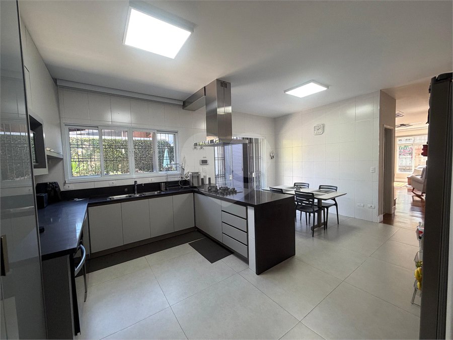 Sobrado à venda com 4 quartos, sendo 3 suítes, em Jardim Prudência, São Paulo, SP