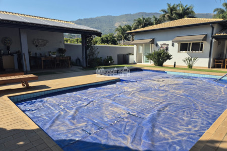 Casa térea à venda com 3 quartos, sendo 2 suítes, em Condomínio Flamboyant-B, Atibaia - SP