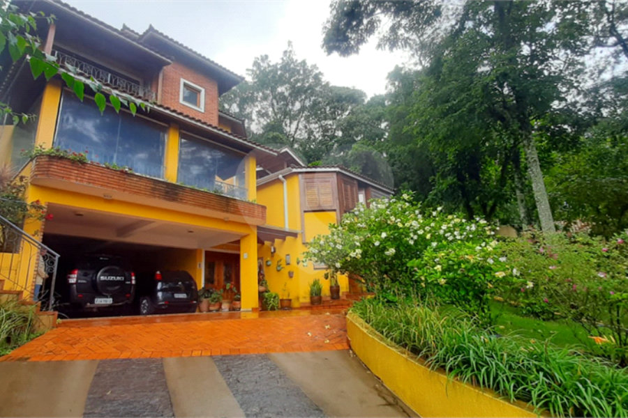 Casa à venda com 5 quartos, sendo 4 suítes, no condomínio Alpes da Cantareira, Mairiporã - SP