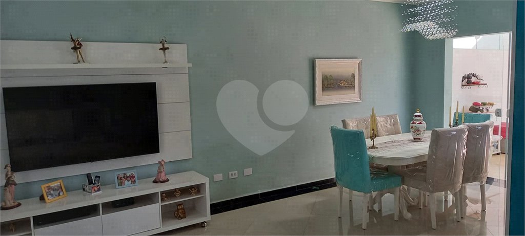 Casa à venda com 3 quartos, sendo 1 suíte, no condomínio Caruatinga, Atibaia - SP
