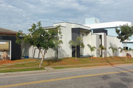 Casa à venda ou para alugar com 5 quartos, sendo 3 suítes, no condomínio Figueira Garden, Atibaia - SP