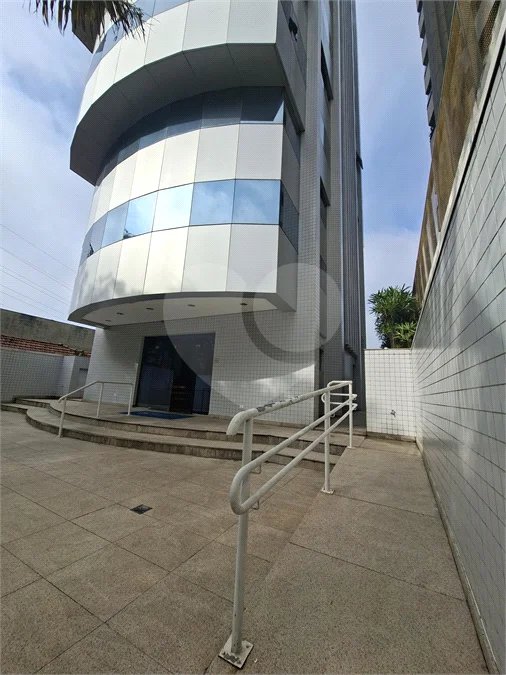SALA COMERCIAL DE 90 M² COM 12 BAIAS, SALA DE REUNIÃO, AR-CONDICIONADO CENTRAL E 2 VAGAS!