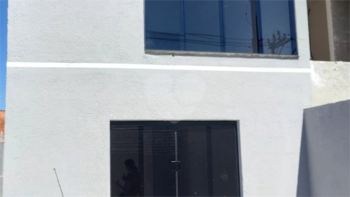 Sobrado Novíssimo à Venda – 3 Dormitórios, Suíte, Quintal e 6 Vagas – 132m² de Terreno