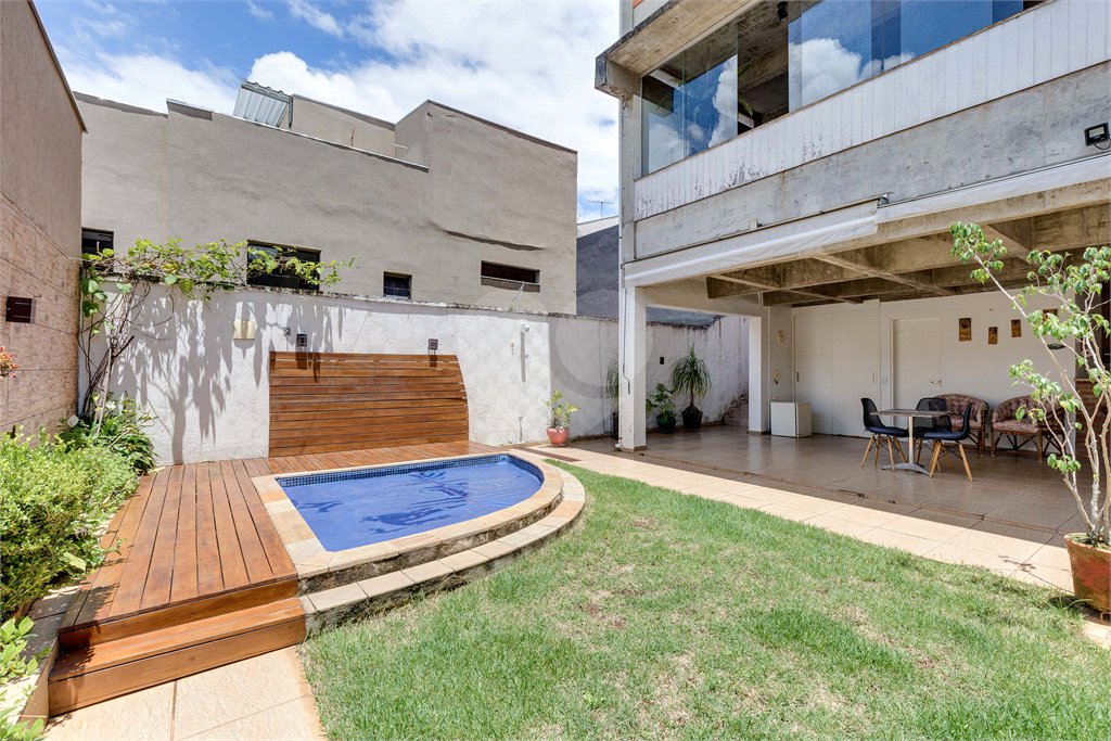 Sobrado à venda com 4 quartos, sendo 1 suíte, em Alto da Boa Vista, São Paulo, SP