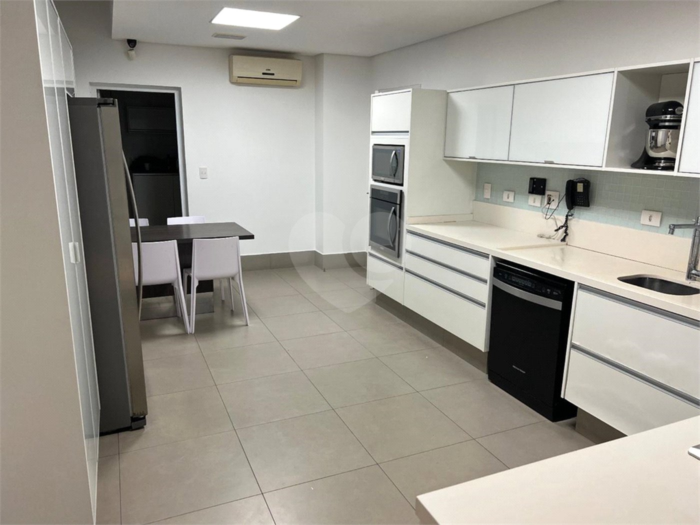 Sobrado à venda ou para alugar com 4 suítes em Vila Bertioga, São Paulo, SP