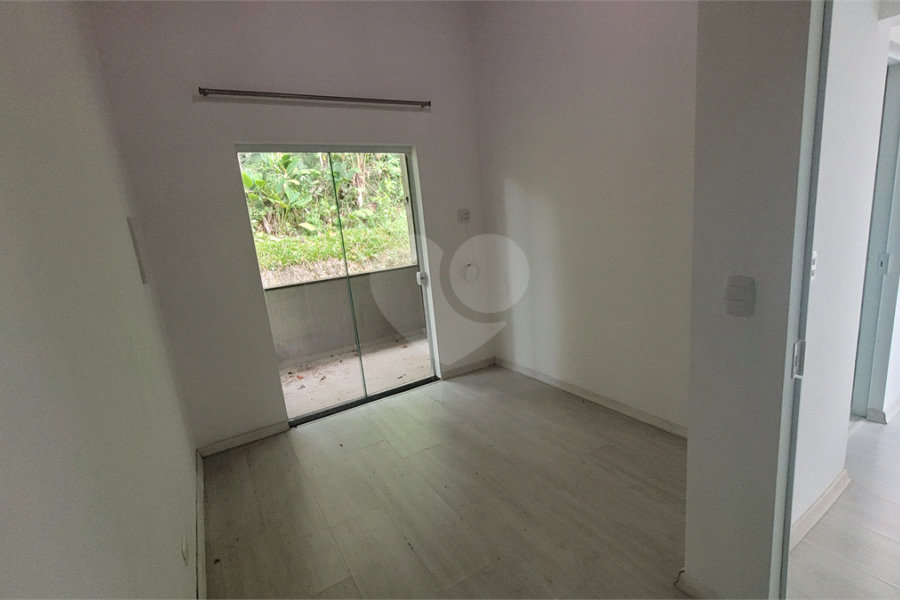 Casa à venda com 4 quartos, sendo 1 suíte, no condomínio Parque Suiça, Caieiras - SP