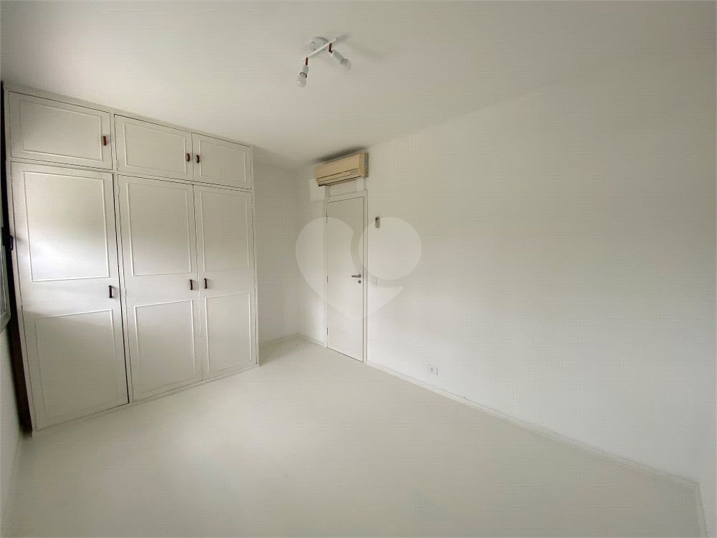 Apartamento para alugar com 3 quartos, sendo 1 suíte, em Jardim Europa, São Paulo, SP