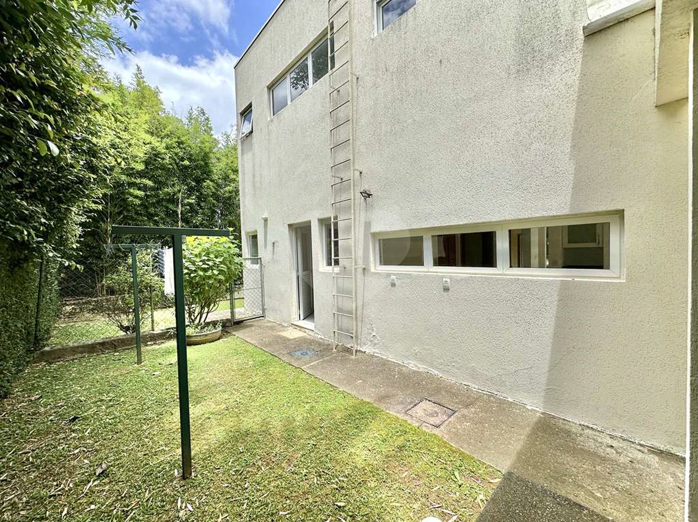 Casa à venda com 4 suítes no condomínio Recanto Impla, Carapicuíba - SP