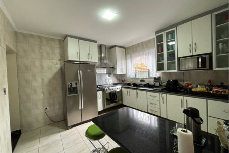 Casa à venda com 3 quartos, sendo 1 suíte,  em Vila Nivi, São Paulo, SP