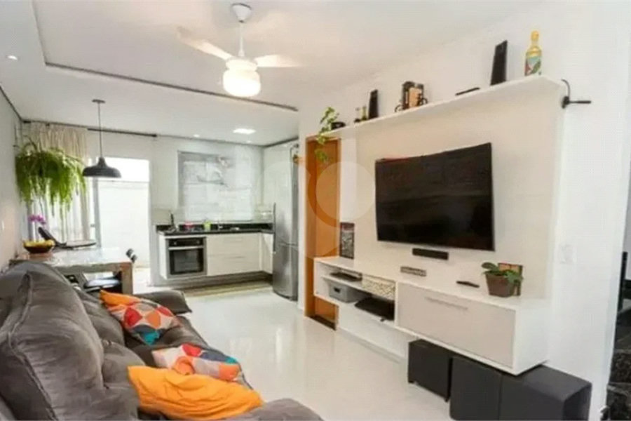 Casa à venda com 3 quartos, sendo 2 suítes, no condomínio Residencial Erika, São Paulo - SP