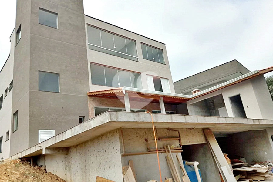 Casa à venda com 4 quartos, sendo 3 suítes, no condomínio Residencial Ecologico da Cantareira, Mairiporã - SP