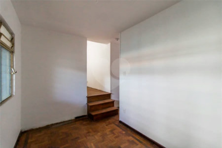 Casa à venda em Moema de 280m² com 4 dormitórios, sendo 1 suíte e 2 vagas de garagem.