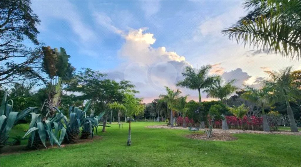 Refúgio de Alto Padrão em Condomínio Fechado: Natureza, Charme e 5.500m² de Terreno