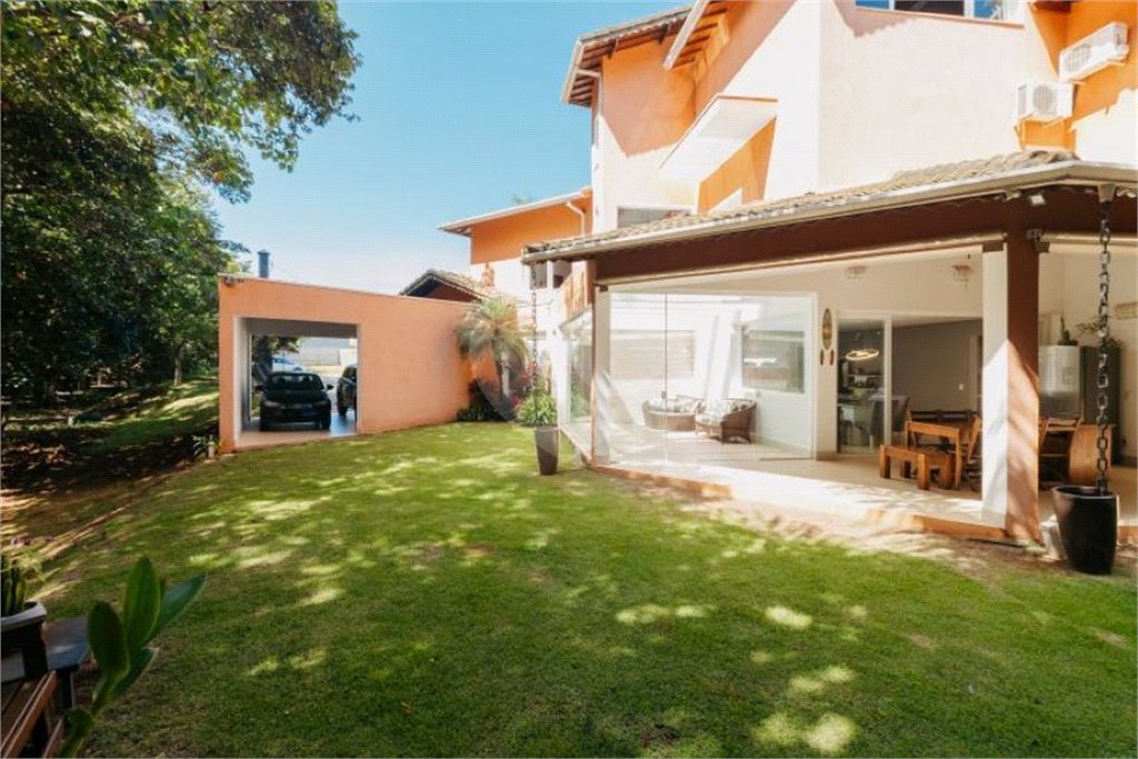 Casa à venda com 5 quartos, sendo 4 suítes, no condomínio Figueira Garden, Atibaia - SP