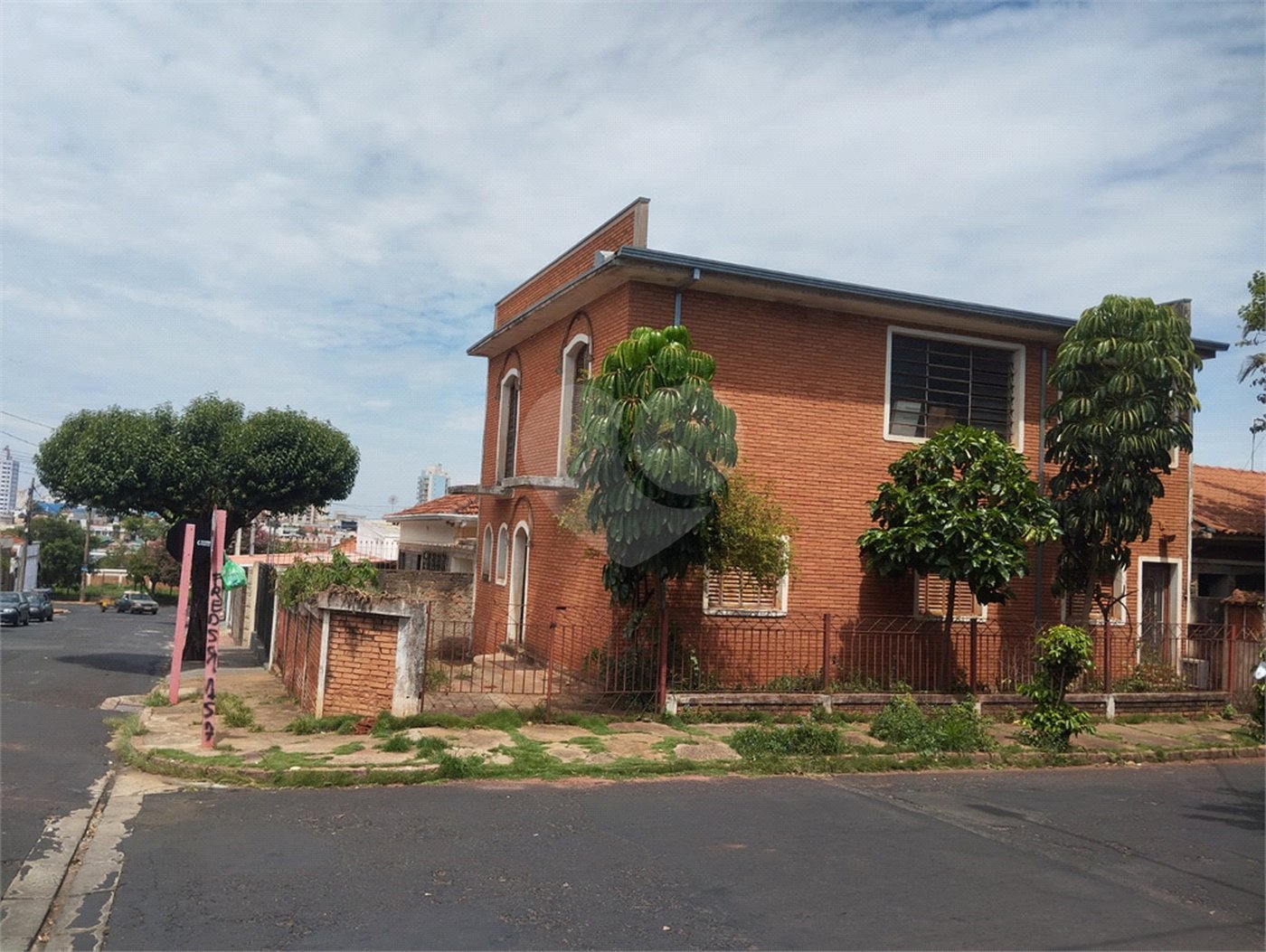 Sobrado à venda com 4 quartos, sendo 1 suíte,  em Vila Xavier (vila Xavier), Araraquara, SP