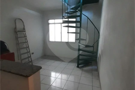 Casa com 250m², 4 dormitórios, 2 vagas.