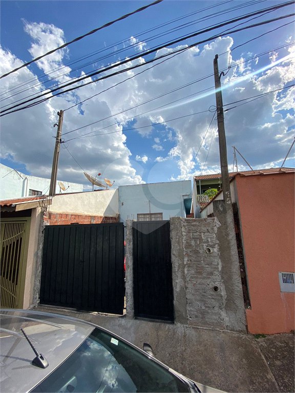 Casa Térrea com 2 dormitórios.