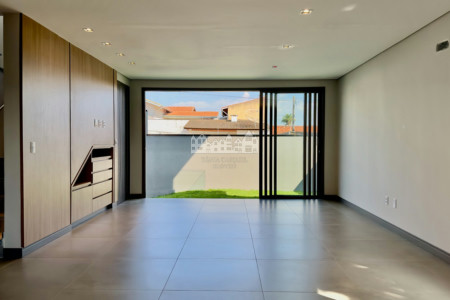 Casa à venda no bairro Loanda em Atibaia com 3 suítes e terraço solarium