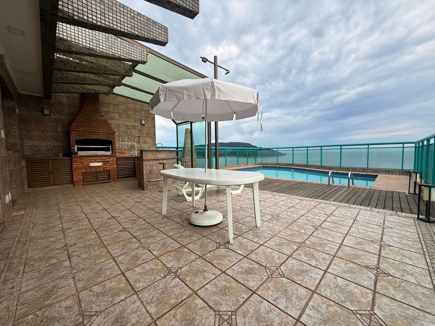 Apartamento Alto Padrão Frente Mar com 4 Dormitórios, 3 Suítes e 3 Vagas na Orla de Santos